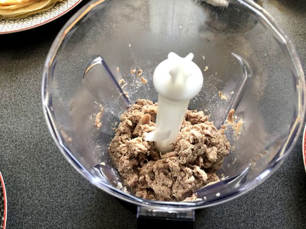 お肉をミキサーにかけた写真